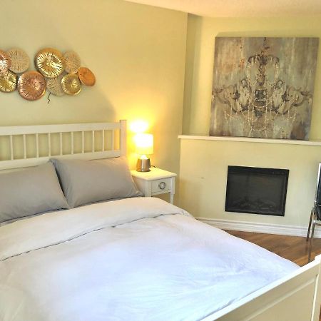 Cozy&Convenient 2-bedroom apartment with private entrance Toronto Buitenkant foto