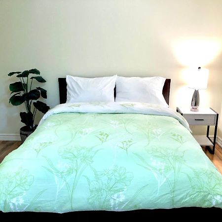 Cozy&Convenient 2-bedroom apartment with private entrance Toronto Buitenkant foto