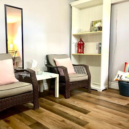 Cozy&Convenient 2-bedroom apartment with private entrance Toronto Buitenkant foto