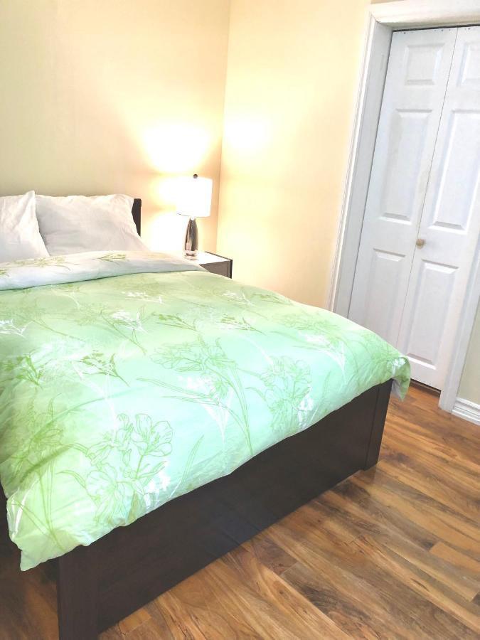 Cozy&Convenient 2-bedroom apartment with private entrance Toronto Buitenkant foto