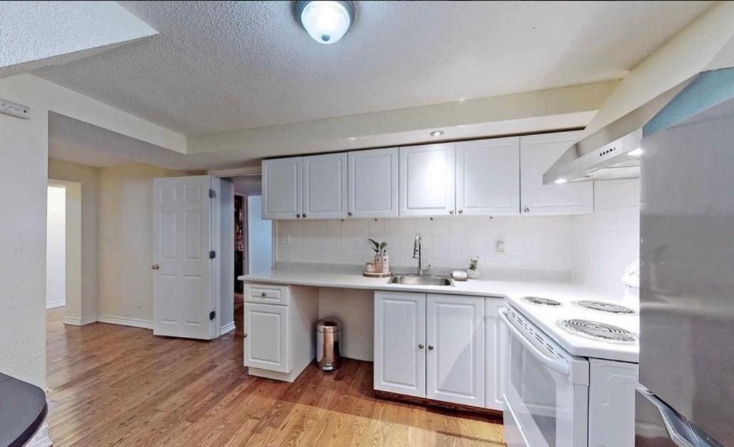 Cozy&Convenient 2-bedroom apartment with private entrance Toronto Buitenkant foto