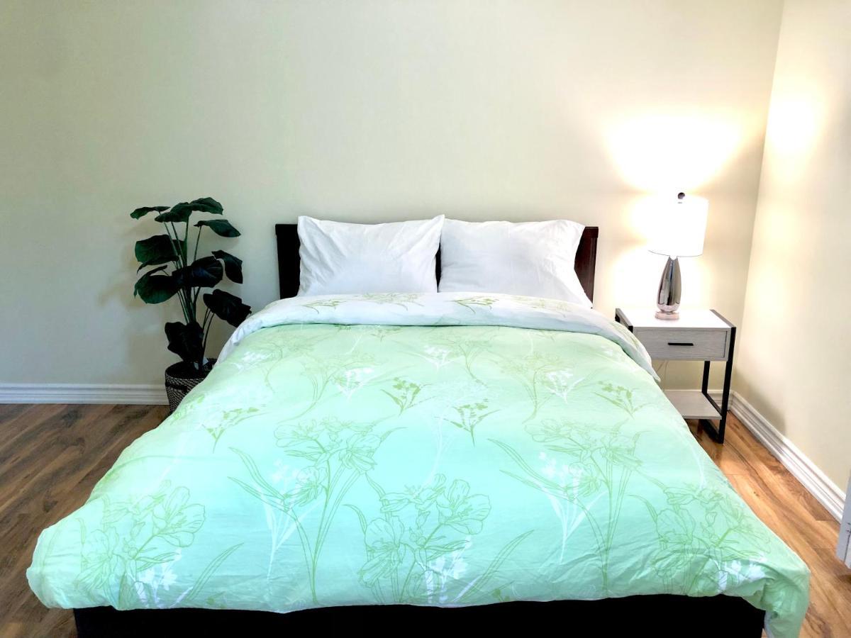 Cozy&Convenient 2-bedroom apartment with private entrance Toronto Buitenkant foto