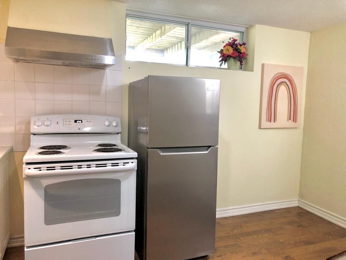 Cozy&Convenient 2-bedroom apartment with private entrance Toronto Buitenkant foto